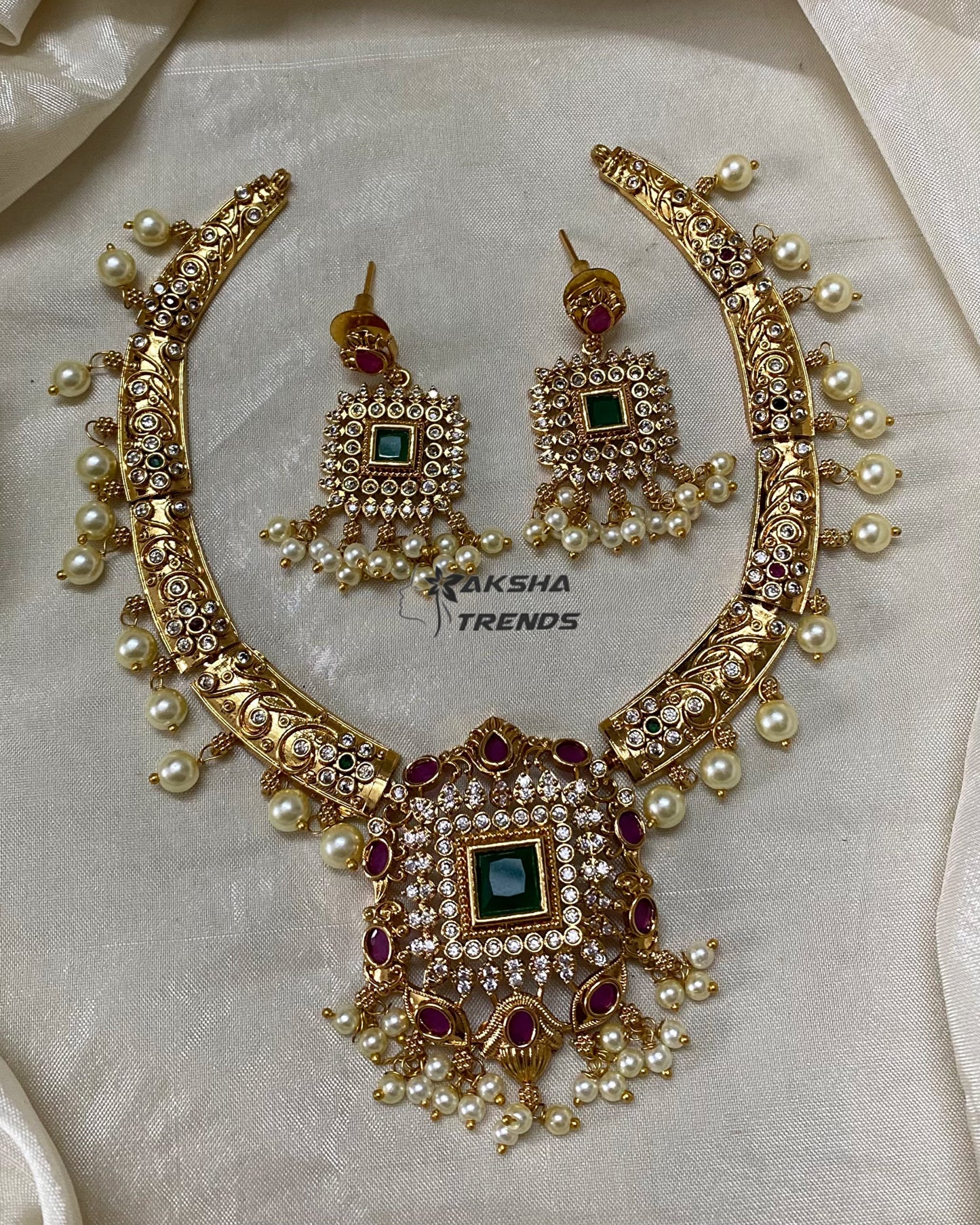 Emerald hasli necklace Aksha Trends