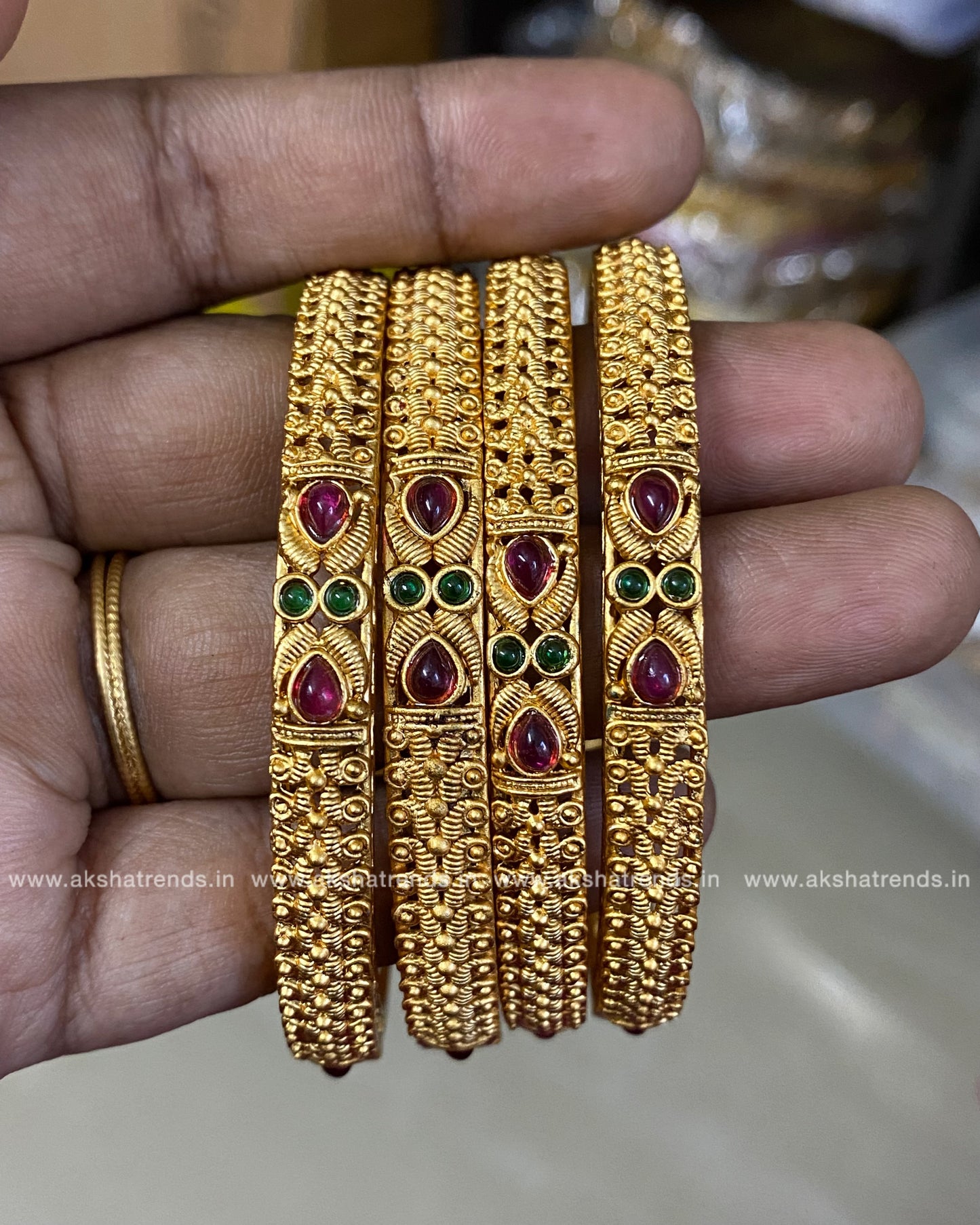 Golden Kundan bangles (4pc) Aksha Trends