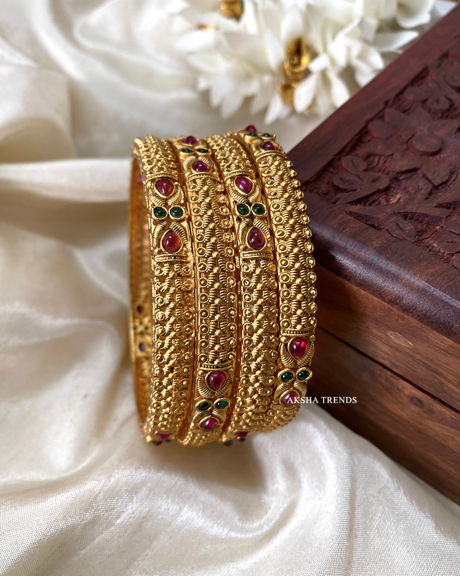 Golden Kundan bangles (4pc) Aksha Trends