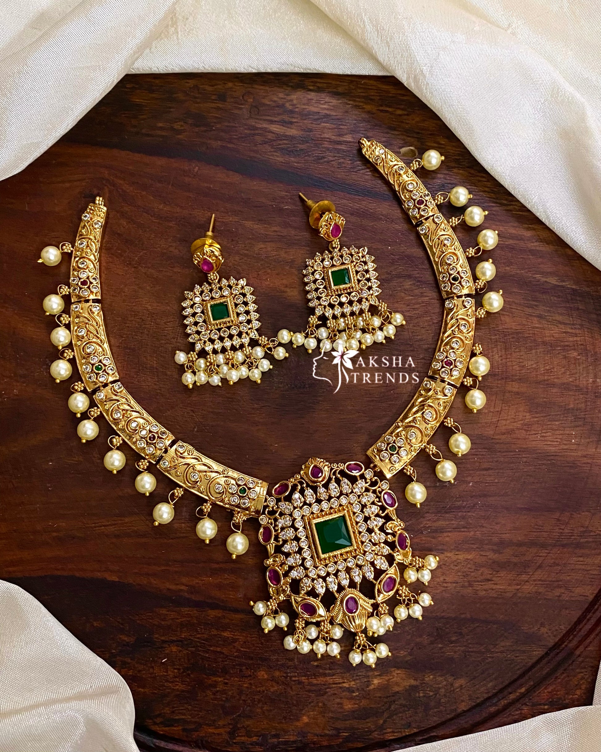 Emerald hasli necklace Aksha Trends