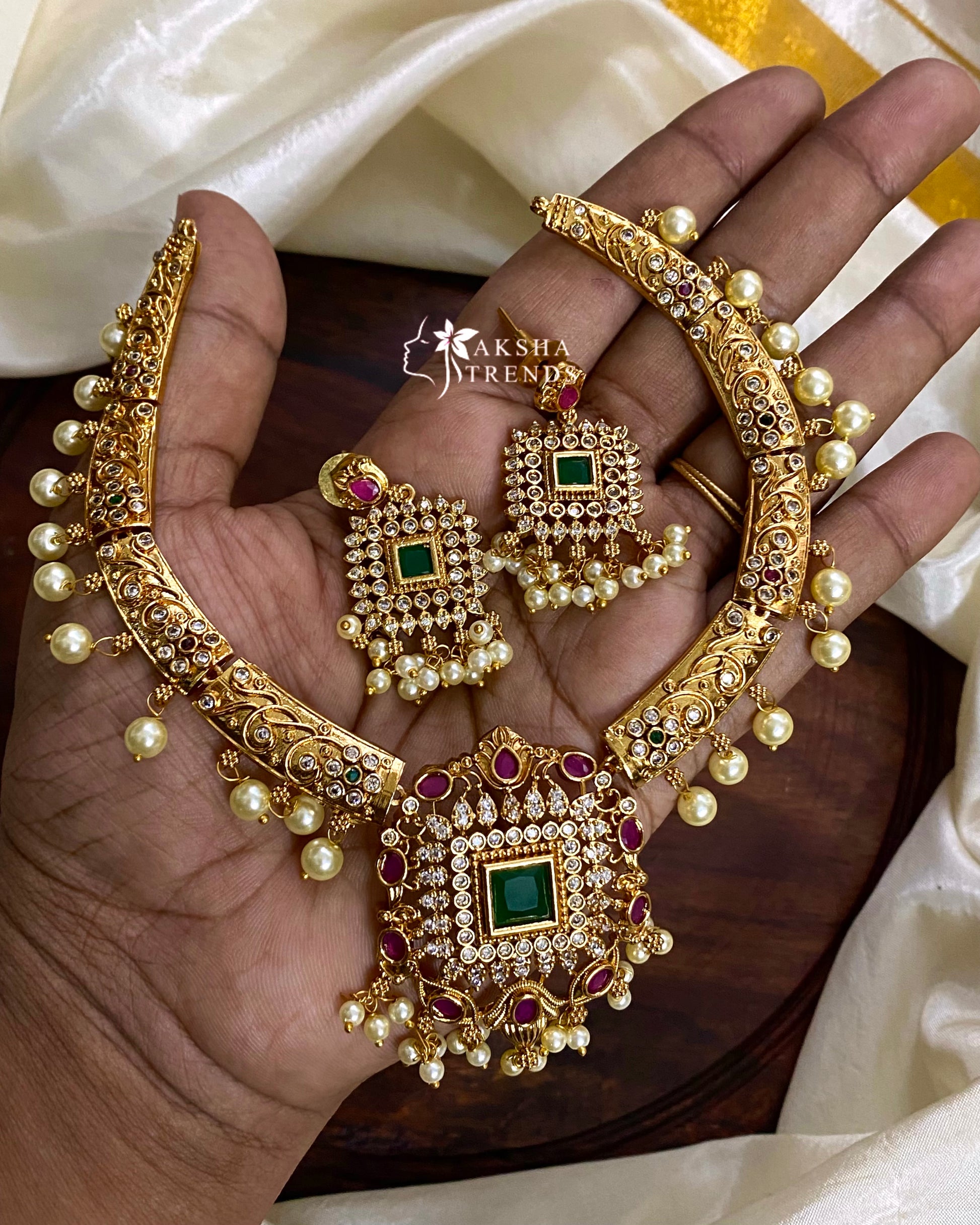 Emerald hasli necklace Aksha Trends