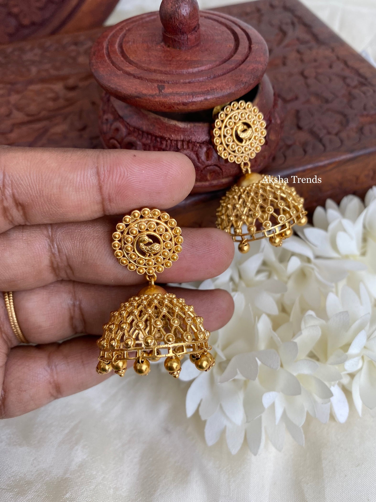 Golden hot sale jhumka photo